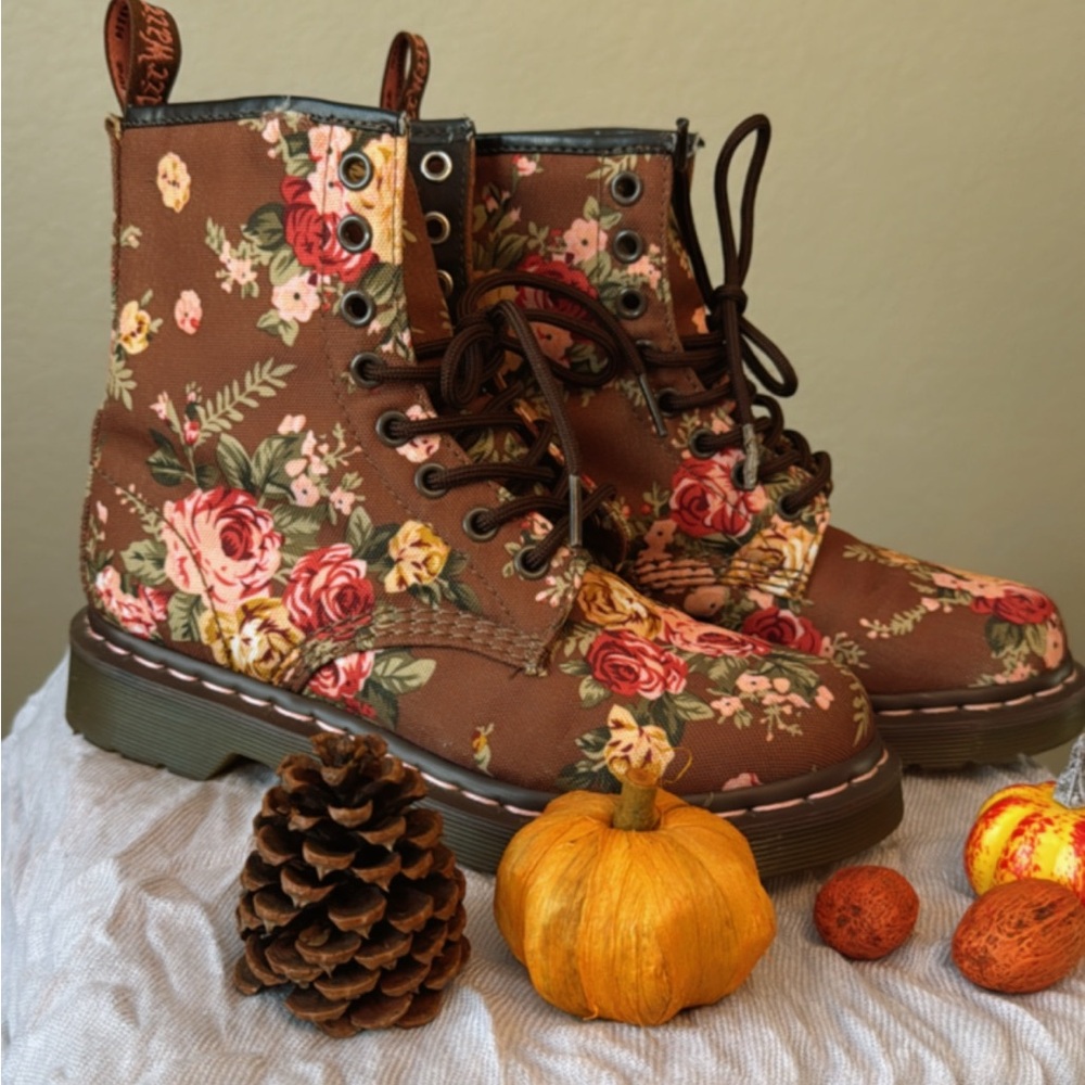 Dr. Martens floral combat boots 🌸🌹